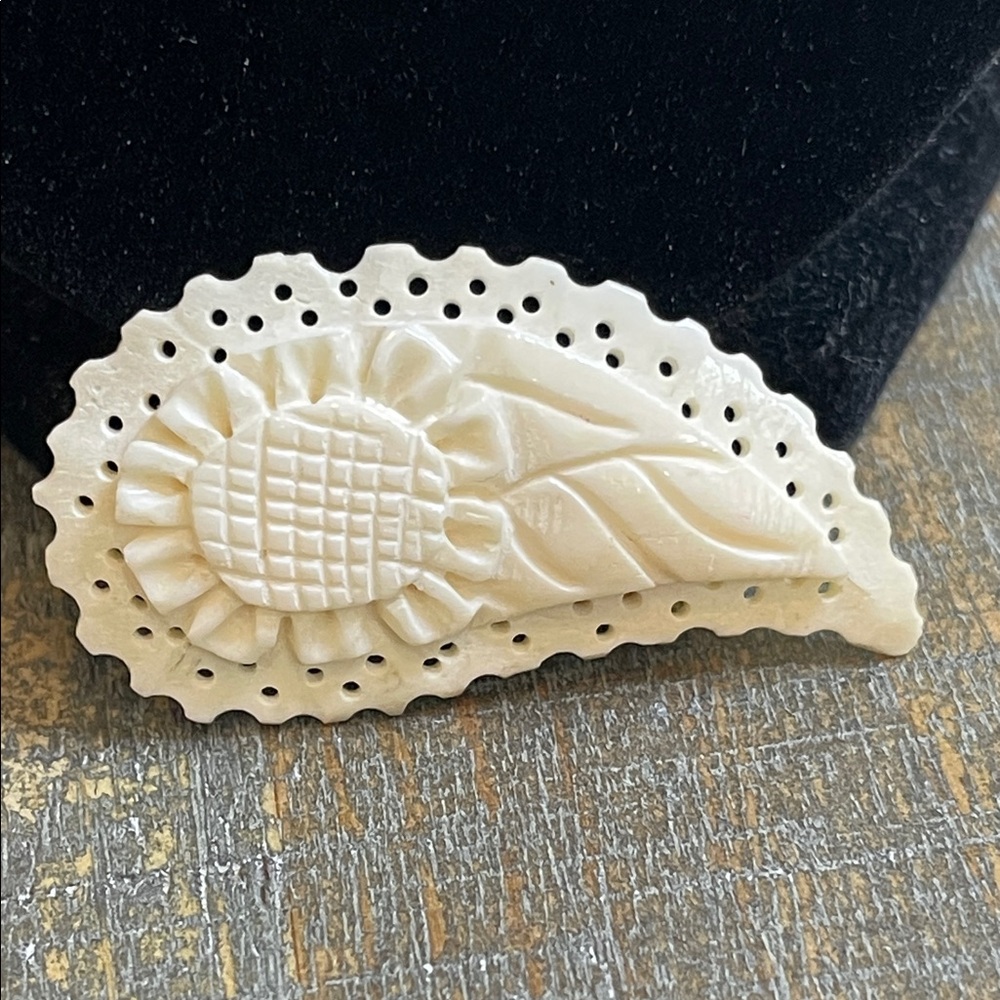 ❗️SOLD❗️Antique Hand Carved Bone Flower Teardrop Design C-Clasp Brooch - Picture 1 of 8